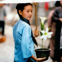 她走过，唯独她走过，让你停下了脚步。