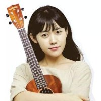 抱着吉他唱民谣的气质女声