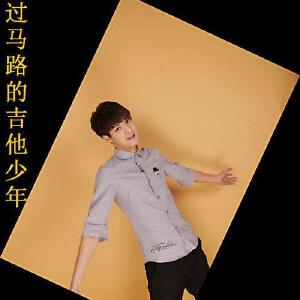 过马路的吉他少年