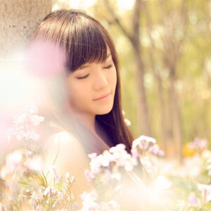 女生哼唱写真图片
