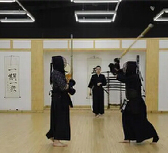 小伙cosplay扮演日本武士被轰出商场